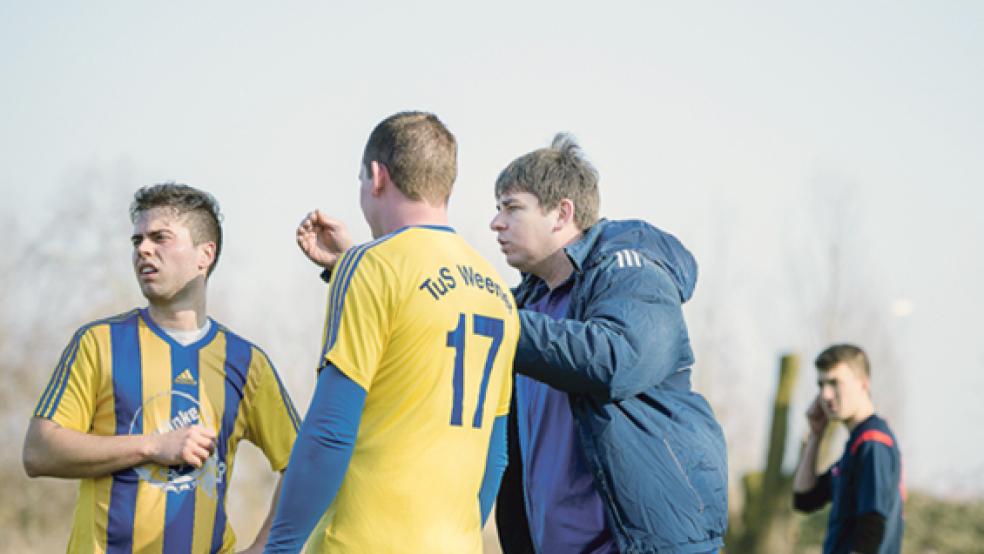 Die Kommandos an der Seitenlinie gibt Mark Schüller noch bis zum Saisonende. Seit Sommer 2013 trainiert der 32-Jährige den TuS Weener um Thorben Dirks (links) und Matthias Meyer (Nr. 17). © Foto: Mentrup