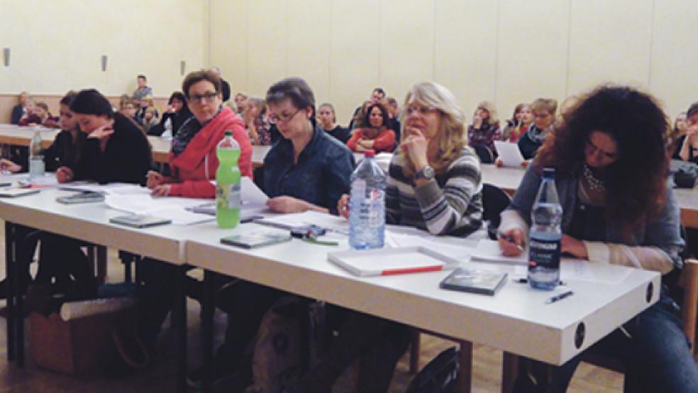 Die Jury machte sich eifrig Notizen zu allen Kandidaten. Im Bild von rechts: Stella Maris Burtscher, Angelika Zobjack, Jutta Hilfers, Stefanie Stock-de Vries, Alina Egger und Jugendbüro-Praktikantin Jessica Wagner. Komplettiert wird die Jury von Birgit Boekhoff und Werner Hoffmann. © Fotos: Jürrens