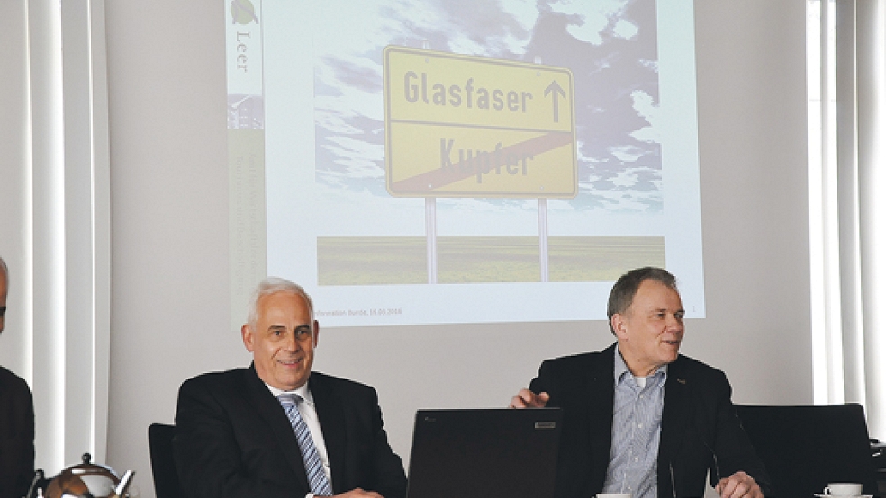 Harald Krebs (links) vom Landkreis Leer informierte gestern im Bunder Rathaus auch Bürgermeister Gerald Sap (rechts) über Fördermöglichkeiten für den Breitbandausbau. © Foto: Boelmann