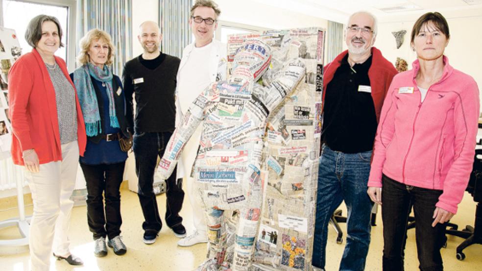 Wollen Suchtkranken durch ganzheitliche Behandlung einen Neustart ermöglichen: (von links) Psychiaterin Dr. Jutta Ikuye, Kunsttherapeutin Martina Salzwedel, Suchttherapeut Uwe Dogs, Chefarzt Dr. Markus Dornbach sowie die Suchttherapeuten Franz-Josef Hopmann und Birgit Grube. Das Foto entstand im Raum der Kunsttherapie, wo Martina Salzwedel mit den Patienten kreative Ausdrucksmöglichkeiten sucht.  © Foto: Hanken