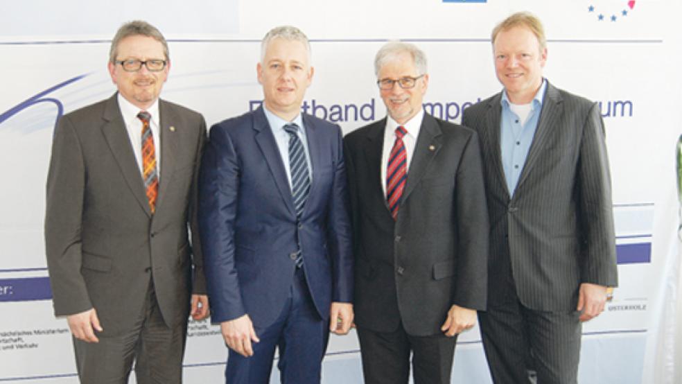 Besuch im Breitbandzentrum: (von links) Landrat Bernd Lütjen, Matthias Groote MdEU, Kreisdezernent Werner Schauer und bzn-Geschäftsführer Peer Beyersdorff. © Foto: privat