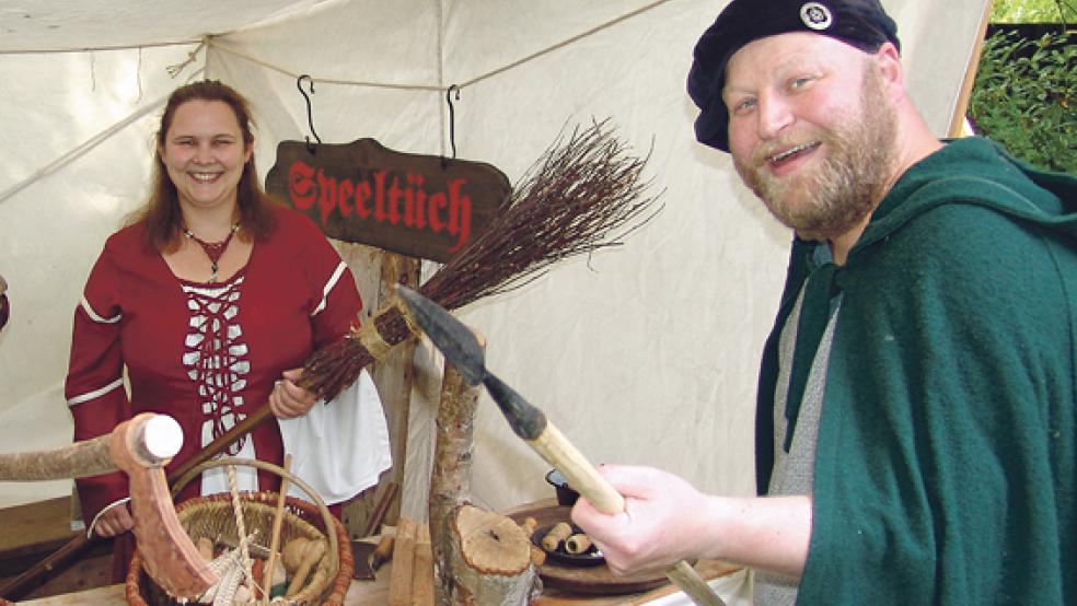 Den mittelalterlichen Markt in Weener wollen die Mitglieder des neuen Heimat- und Kulturvereins »mitnanner« fördern. Im Bild Lars Klinkenborg (stellvertretender Vorsitzender) und Kassenwartin Mandy Grijze. © Archivfoto: Boelmann