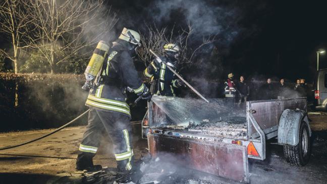 Anhänger mit Sperrmüll in Brand geraten