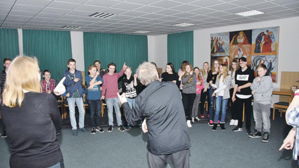 Mehr als 30 Jugendliche haben sich in Möhlenwarf am vergangenen Sonntag an einem großen Jugendgottesdienst beteiligt. Jugendpastor Gabor Klink-Spekker übernahm das »Warm-up«.  © Fotos: Acky Luitjens