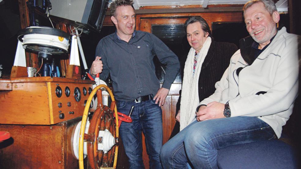Im Steuerhaus des Kutters »Heike«: Autor Kai-Uwe Hanken alias Kai Kurgan, Produzent Harry de Winter vom »Mastersound«-Studio in Wymeer und Kutterkapitän Wilfried Voß (von links). © Foto: Hoegen