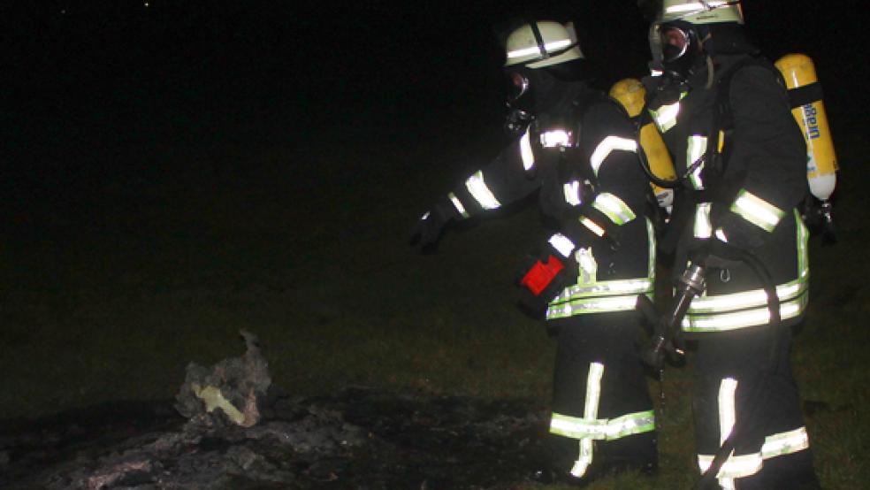 Die Rest-Glut eines Abfallhaufens, der in Holthusen gebrannt hatte, löschte die Feuerwehr am Freitag Abend. © Foto: Feuerwehr/Rand