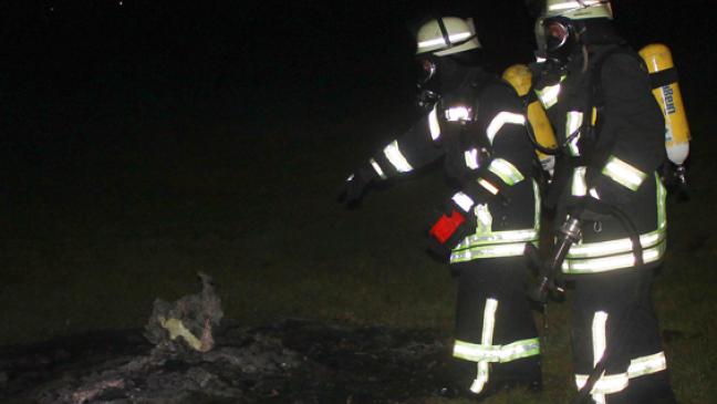 Feuerwehr löscht Glut in Abfallhaufen