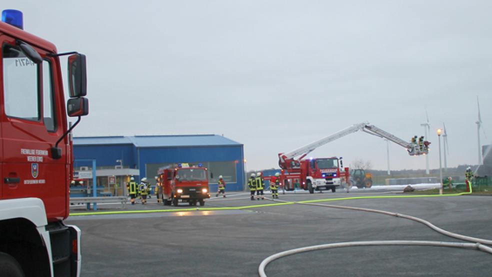 Ein Großaufgebot der Feuerwehren Weener und Weenermoor war am Freitag Abend während einer Einsatzübung auf dem Gelände des Kraftwerkes Weener Energie aktiv. © Foto: Feuerwehr/Rand