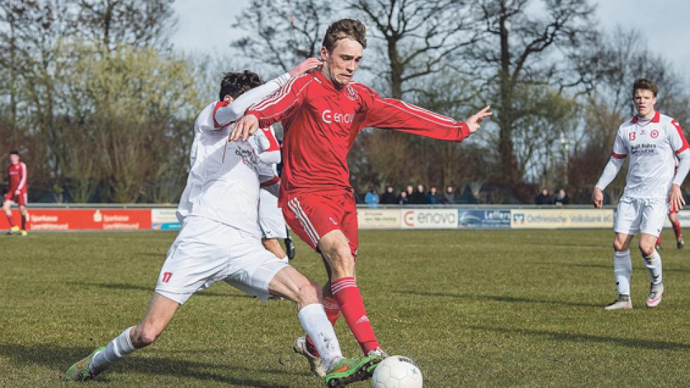 Bundes Doppelpacker Keno Schmidt - hier im Zweikampf mit Wildeshausens Alexander Kupka - konnte sich wie seine Mitspieler erst in der Schlussphase richtig in Szene setzen. © Foto: Mentrup