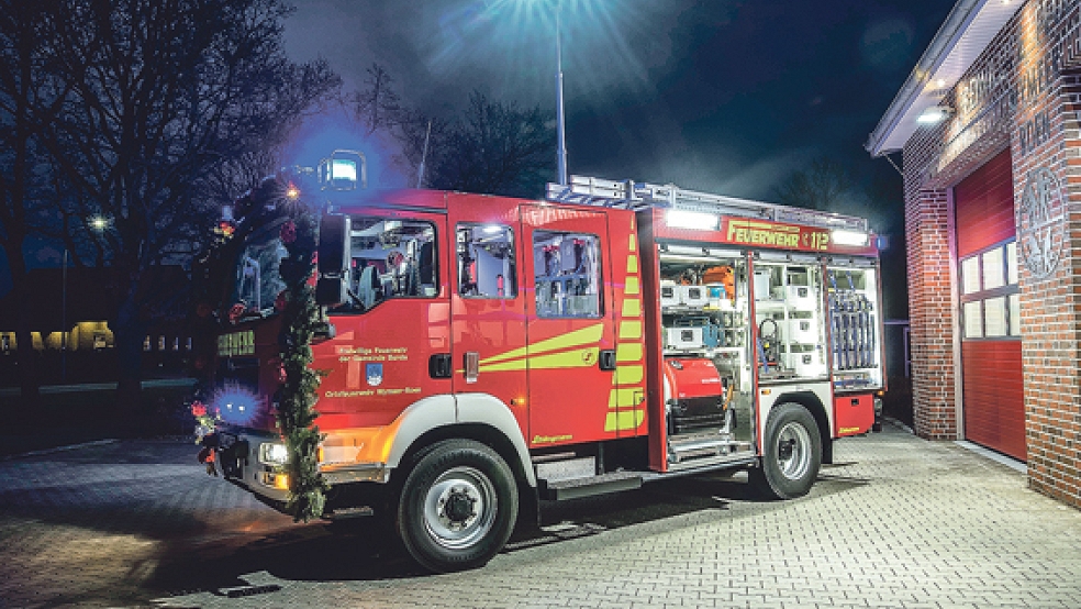 Das neue Einsatzfahrzeug vom Typ LF 10 der Feuerwehr Wymeer-Boen mit ausgefahrenem Lichtmast. © Foto: Klemmer