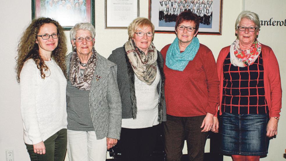 Die Geehrten: Evgenia Aniskin (zehn Jahre Chorleiterin), Erika Ternieden (45 Jahre), Dina Gosseling (zehn Jahre), Wilma Jürrens (25 Jahre) und Gertrud Bruns (Vorsitzende).  © Foto: privat