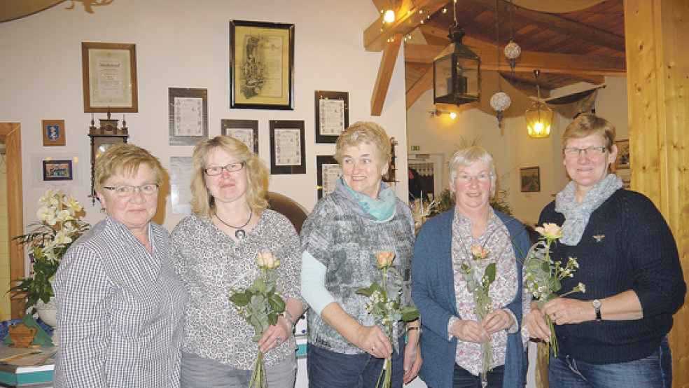 Ein Dankeschön mit Blumen (von links): Else Siemons, 1. Vorsitzende, Ina Reinders, 2. Vorsitzende, mit Erika Santjer, Susanne Fockens und Grietje Kratzenberg, alle drei sind Fachausschussmitglieder.  © 