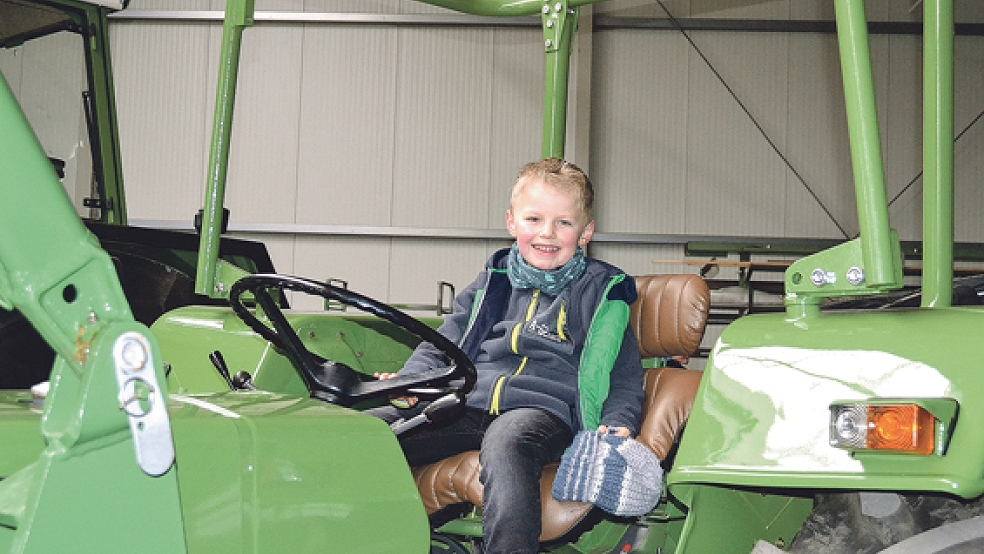 Der siebenjährige Bente Sterrenberg war besonders von den Traktoren begeistert. © Foto: Hülsebus