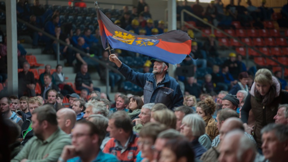 In der Leeraner Ostfrieslandhalle haben die Mitglieder des Kreistages im März 2015 dem »Masterplan Ems 2050« zugestimmt. Ein Jahr nach dem Inkrafttreten zieht der Leiter des Amtes für regionale Landesentwicklung Weser-Ems, Franz-Josef Sickelmann, eine positive Zwischenbilanz. © Archivfoto: Klemmer