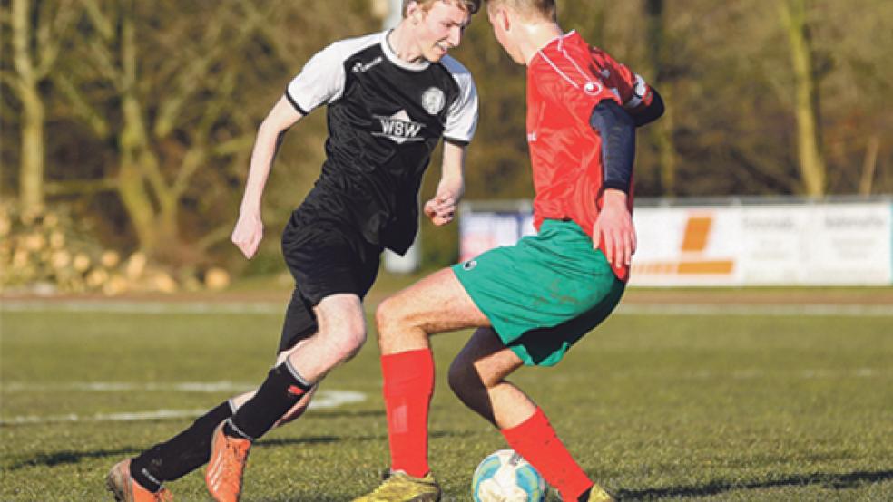 Dank einer Leistungssteigerung sicherten sich die A-Junioren des JFV Oberrheiderland einen 2:1-Erfolg über den JFV Harlingerland II. © Foto: Schulte