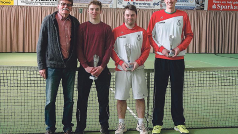 Holger Harms (2. v. r.) ist Regionsmeister bei den Herren. Der Rheiderländer gewann vor William Kuprecht (2. v. l.) und Sander Beerepoot (ganz rechts). Turnierleiter Rainer Schröter (links) gratulierte dem erfolgreichen Trio. © 