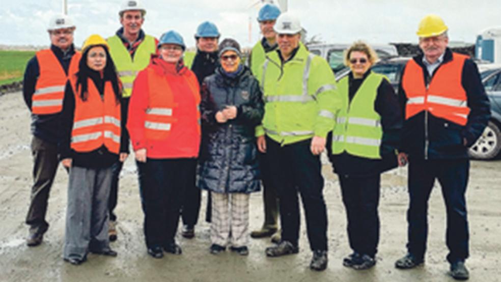 Die Christdemokraten Andreas Silze, Unakun Pleis, Reinhard Schüür, Hildegard Hinderks (von links) sowie Broer Wübbena-Mecima und Barbara Anders (von rechts) ließen sich von den beiden Geschäftsführern der Betreibergesellschaft, Karin Lindena und Peter Enno Goeman (Mitte), die Baustelle des Windparks Dwarstief zeigen. © Foto: CDU