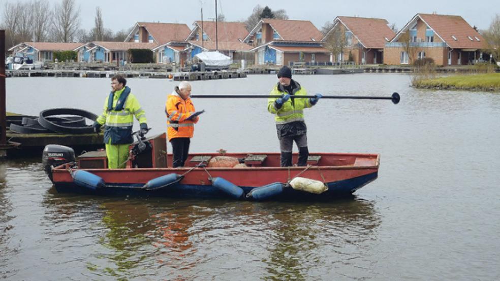 Mit Peilungen an festgelegten Messpunkten im Weeneraner Hafen sollte gestern festgestellt werden, wie effizient sich das Schlickproblem durch einen kleinen Saugbagger der Firma Berky bekämpfen ließ. © Foto: privat