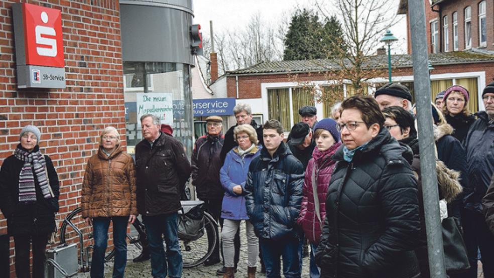 Die Gedenkfeier vor dem Sparkassengebäude in Bunde war gut besucht. Mehr als 30 Gäste nahmen Anteil an dem Schicksal der vielen jüdischen Familien, die vor und während des Zweiten Weltkrieges aus Bunde vertrieben wurden. © Fotos: Zuidema