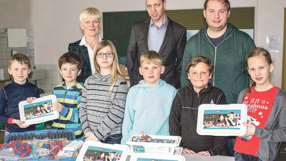 Schulleiterin Annegret Schmidt (hinten von links) freute sich über die Spende und die neuen Bausätze bei der Übergabe durch Johann Stöhr von der Firma Wildeboer. Betreut wird das Projekt von Referendar Tobias Brinkschröder. © Foto: privat