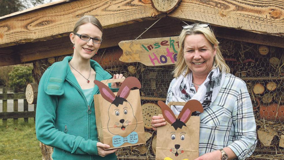 Christina Frey (links), Leiterin des Jugendzentrums in Weener, und Martina Dannen, Leiterin des Jugendzentrums Tichelwarf, betreuen die Ostereiersuche im Dunkeln. © Foto: privat