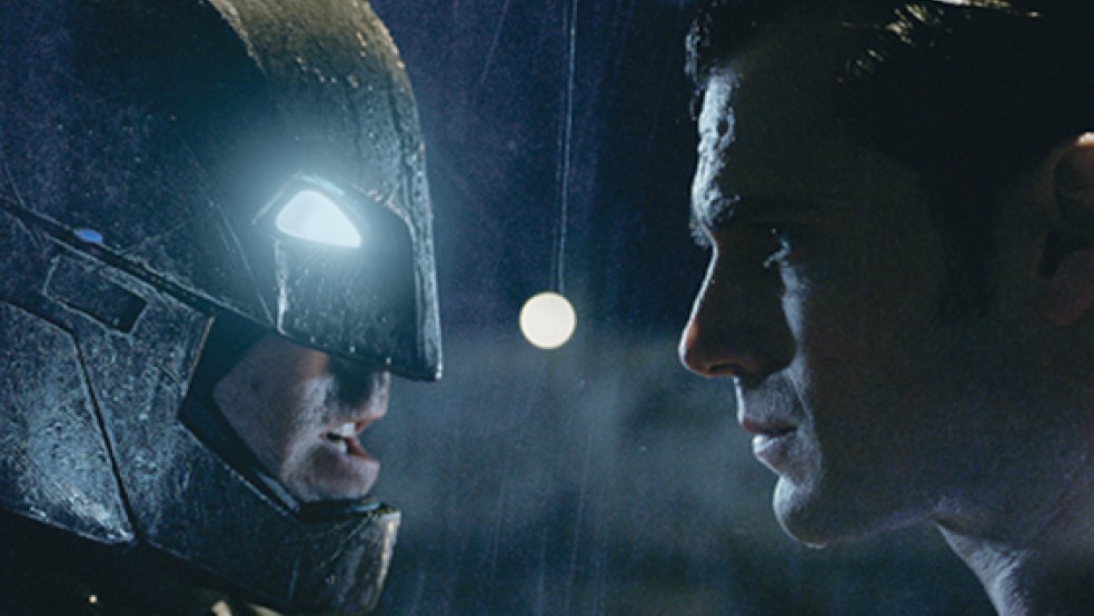 Cineastisches Gipfeltreffen der Giganten: Ausgerechnet »Batman« (Ben Affleck) hat sich vorgenommen, gegen »Superman« (Henry Cavill) vorzugehen. © Foto: Warner Bros.