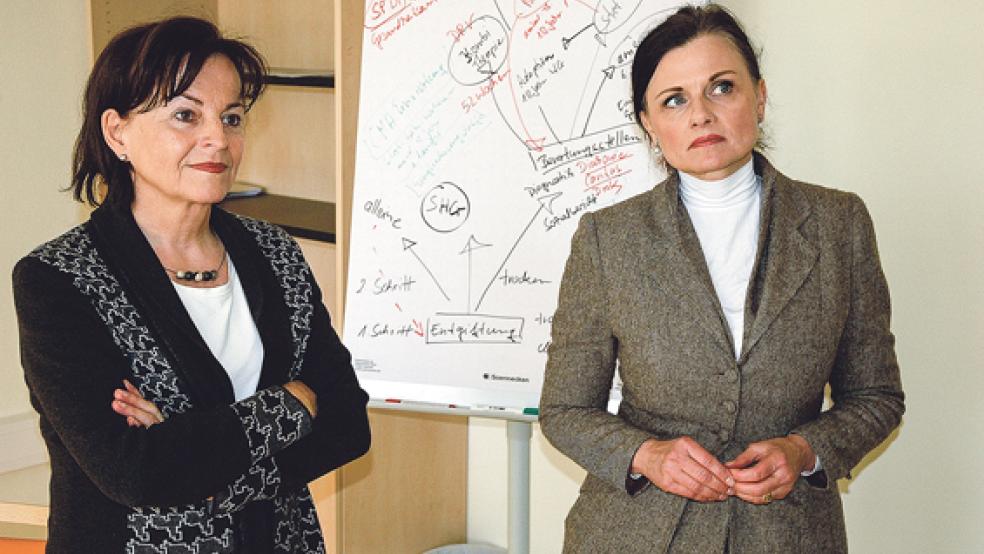 Zeigten sich beeindruckt von den neuen Räumen des »Qualifizierten Entzugs« im Krankenhaus Rheiderland: Marlene Mortler (CSU), Drogenbeauftragte der Bundesregierung (links), und die CDU-Bundestagsabgeordnete Gitta Connemann. © Foto: Szyska