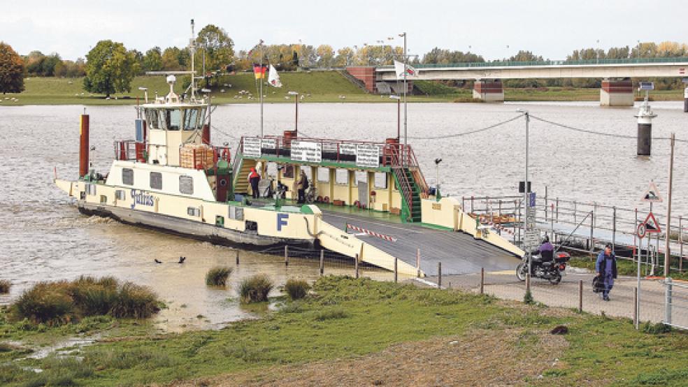 Ein Bild aus dem Oktober 2008: Während des Umbaus der Jann-Berghaus-Brücke in Leer fuhr die Fähre »Julius« zwischen Bingum und Leerort. © Archivfoto: Szyska