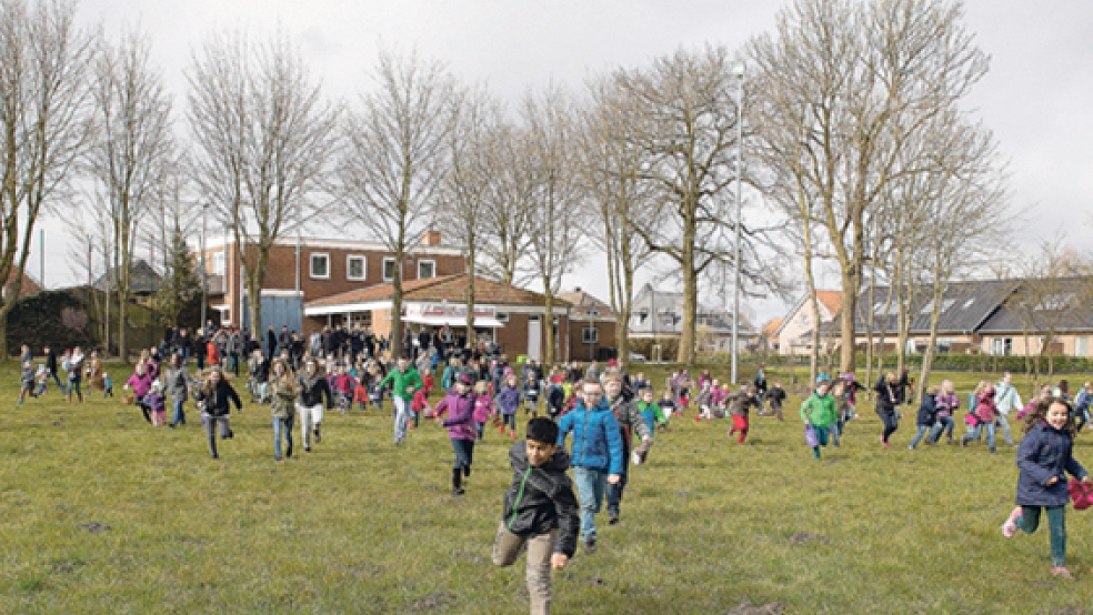Nach dem Startschuss stürmten die Kinder den Bunder Park, um auf Eiersuche zu gehen. © Foto: Jugendbüro Bunde