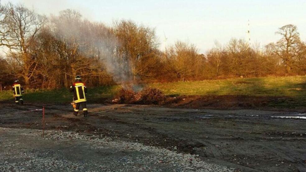 Die Feuerwehr musste am Ostersonntag in Bunderhee ausrücken. Besorgte Anwohner hatten die Einsatzkräfte alarmiert. Ein Osterfeuer war noch nicht ganz erloschen.  © Foto: Feuerwehr 