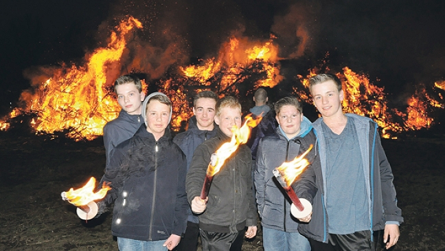 Flammen lodern und knistern im Rheiderland