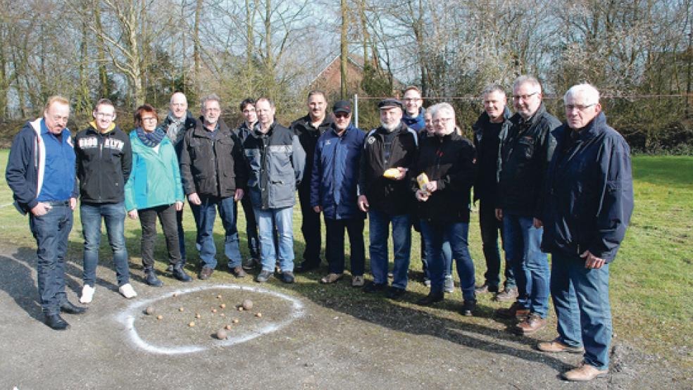 Bei wunderschönem Wetter trafen sich auch in diesem Jahr wieder auf Einladung des Heimat- und Dorfvereins Dollart in Bunderhammrich die »Nötenscheeters«. Die Gruppensieger in diesem Jahr sind Johann Schröder und Gisela Oltrop (beide mit Präsent).  © Fotos: Kuper