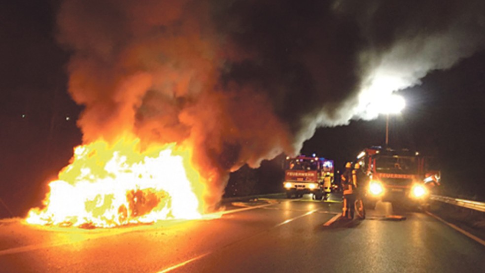 Die Autobahn musste während der Löscharbeiten kurzzeitig voll gesperrt werden.. © Foto: Kreisfeuerwehr Leer