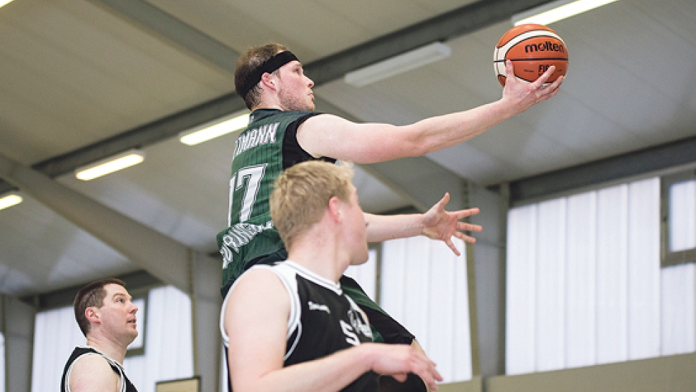 In der Bezirksliga fliegen Bingums Basketballer um Daniel Röttmann in der kommenden Saison. Das Team hat sich für den Aufstieg ausgesprochen. © Foto: Mentrup