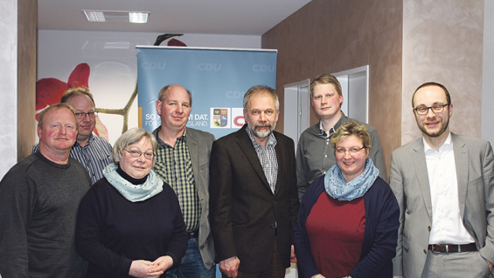 Gerhard Janßen (Vierter von rechts) wurde als Vorsitzender der CDU in Bunde bestätigt. Unser Foto zeigt ihn mit seinem Vorstandsteam und dem CDU-Kreisvorsitzenden Patrick Engel (rechts). © Foto: privat