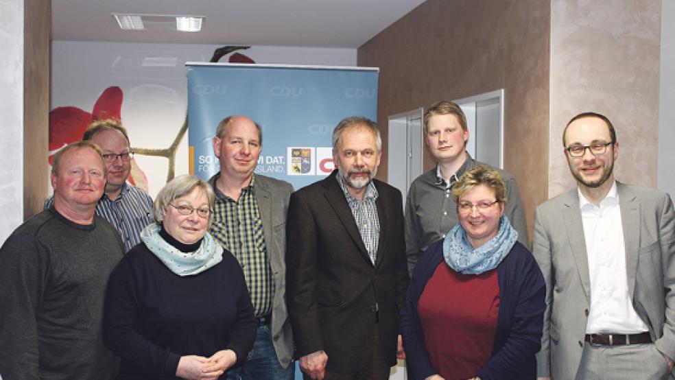 Gerhard Janßen (Vierter von rechts) wurde als Vorsitzender der CDU in Bunde bestätigt. Unser Foto zeigt ihn mit seinem Vorstandsteam und dem CDU-Kreisvorsitzenden Patrick Engel (rechts). © Foto: privat