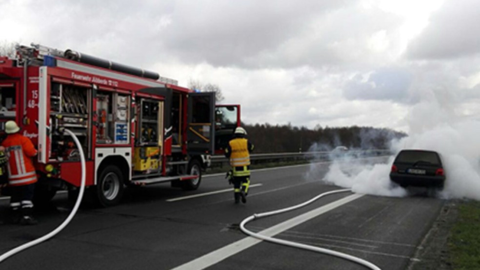 Dieser Renault Twingo geriet am Mittwoch auf der Autobahn 28 während der Fahrt in Brand. © Foto: Feuerwehr