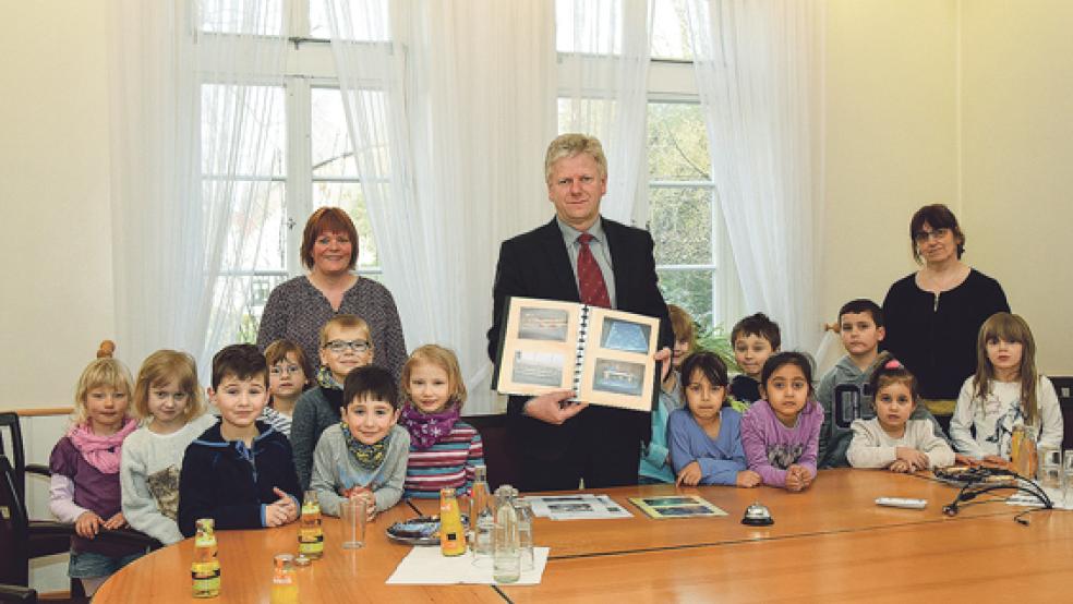 Die Kinder des Kindergartens »Bunte Welt« stellten Bürgermeister Ludwig Sonnenberg (Mitte) ihre Ideen zur Friesenbrücke vor. Begleitet wurden sie von Ihren Betreuerinnen Martina Fröhling-Not (links) und Elke Wodtke (rechts). © Foto: Zuidema