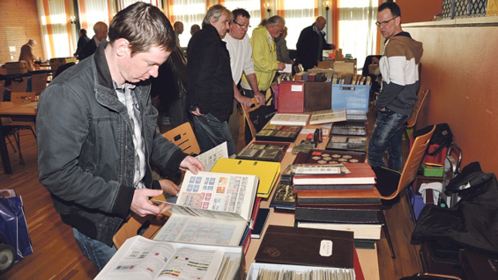 Im Dorfgemeinschaftshaus in Bingum präsentierten rund 65 Aussteller ihre Briefmarken-Sammlungen. Auch viele Niederländer zählten zu den Besuchern. © Foto: Wolters