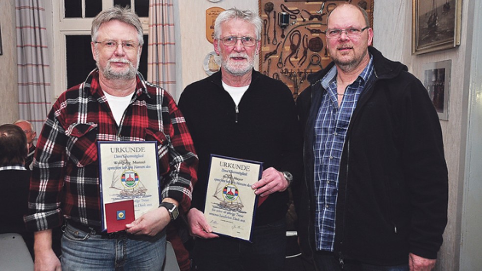 Der Vorsitzende Holger Helmers (rechts) ehrte Wolfgang Munzel und Anton Meyer (von links) für ihre zehnjährige Mitgliedschaft. © Foto: Wolters