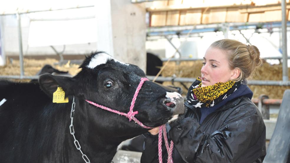 Sara aus Stuttgart nimmt mit ihrem Tier am Bundesjungzüchtertreffen in der Ostfrieslandhalle in Leer teil.  © Fotos: Boelmann