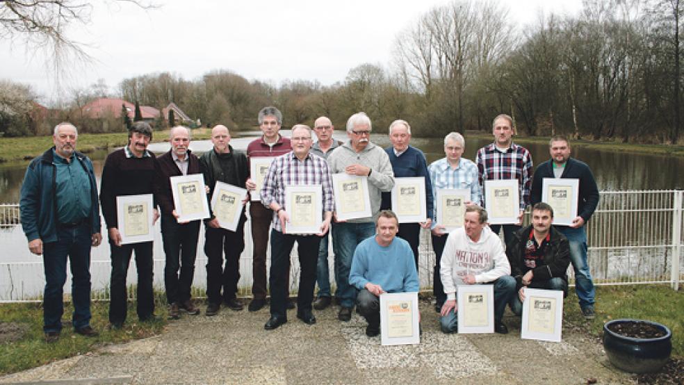 Mit den Geehrten und den Vereinsmeistern des ASV Rheiderland stellte sich Vorsitzender Bernd Strache (links) im Anschluss an die Hauptversammlung des Vereins zum Gruppenfoto zusammen. © Foto: privat