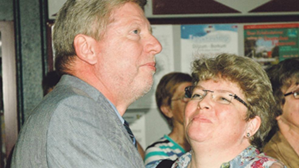Wahlsieg am 25. Mai 2014: Johann Tempel und seine Ehefrau Uschi im Freudentaumel. Der 59-Jährige ist seit 2006 hauptamtlicher Bürgermeister der Gemeinde Jemgum. © Foto: Szyska