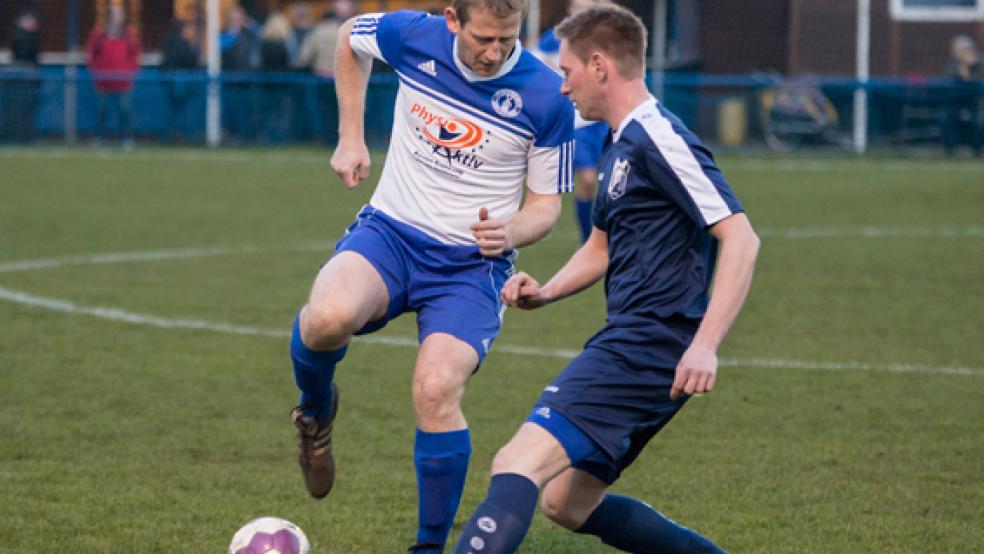 Der mit dem Ball tanzt: Möhlenwarfs Peter Rand (hier gegen Ingo Groen) erzielte den späten Siegtreffer. © Foto: Mentrup