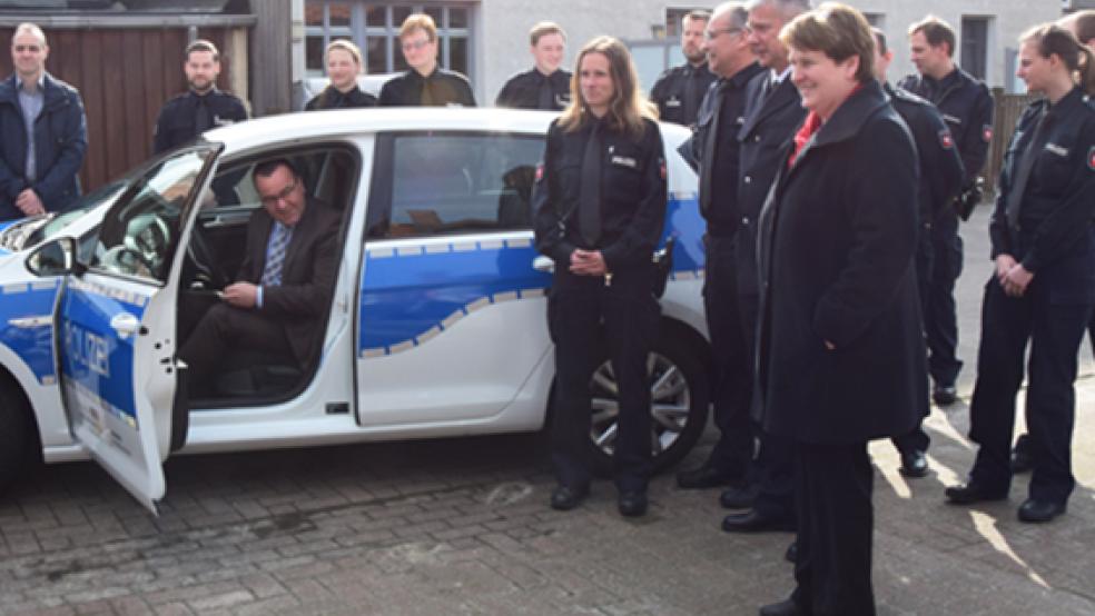 Am Steuer des e-Golf hat Innenminister Boris Pistorius Platz genommen. Zahlreiche Ehrengäste waren bei der Übergabe des neuen Streifenwagens für die Polizeistation Borkum dabei. © Foto: Polizei