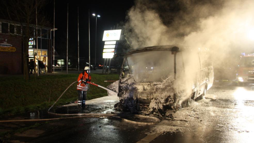 Dieser Kleinbus wurde am Sonnabend in den Abendstunden ein Raub der Flammen. © Foto: Feuerwehr