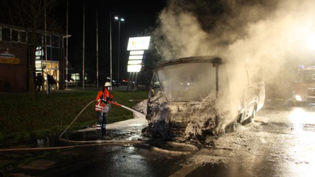 Ein Kleinbus brennt in Hesel völlig aus