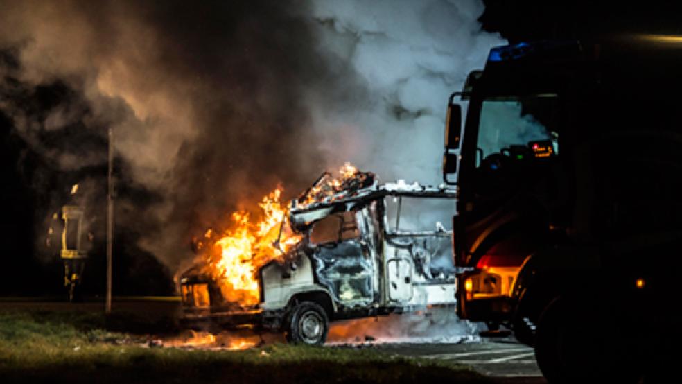 Dieses Wohnmobil wurde in der Nacht zum Sonntag durch ein Feuer völlig zerstört. © Foto: Klemmer