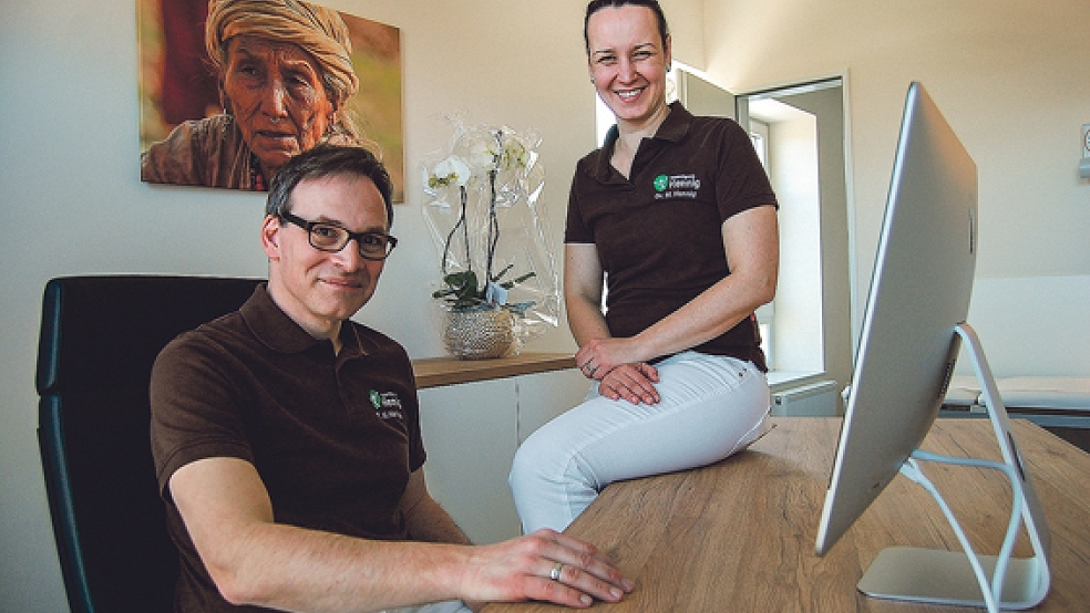 Mandy und Frank Henning haben am 1. April eine gemeinsame Praxis im »Haus der Gesundheit« in Ihrhove in der Gemeinde Westoverledingen eröffnet. © Foto: Janßen