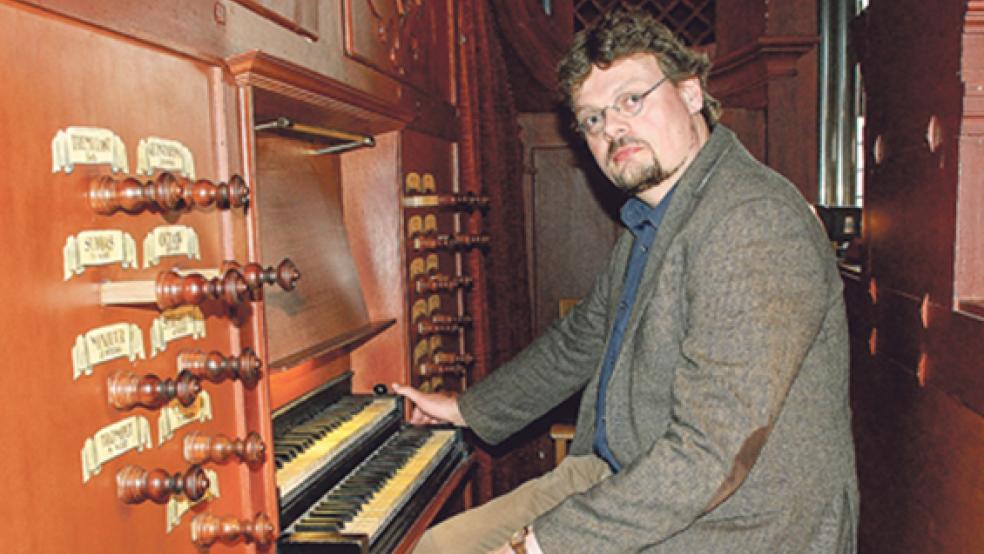 Sietze de Vries aus den Niederlanden hatte am Sonntag mit der Aprilausgabe der monatlichen Sonntagskonzerte seine »Premiere« an der Schnitger-Orgel in Weener. © Foto: Kuper
